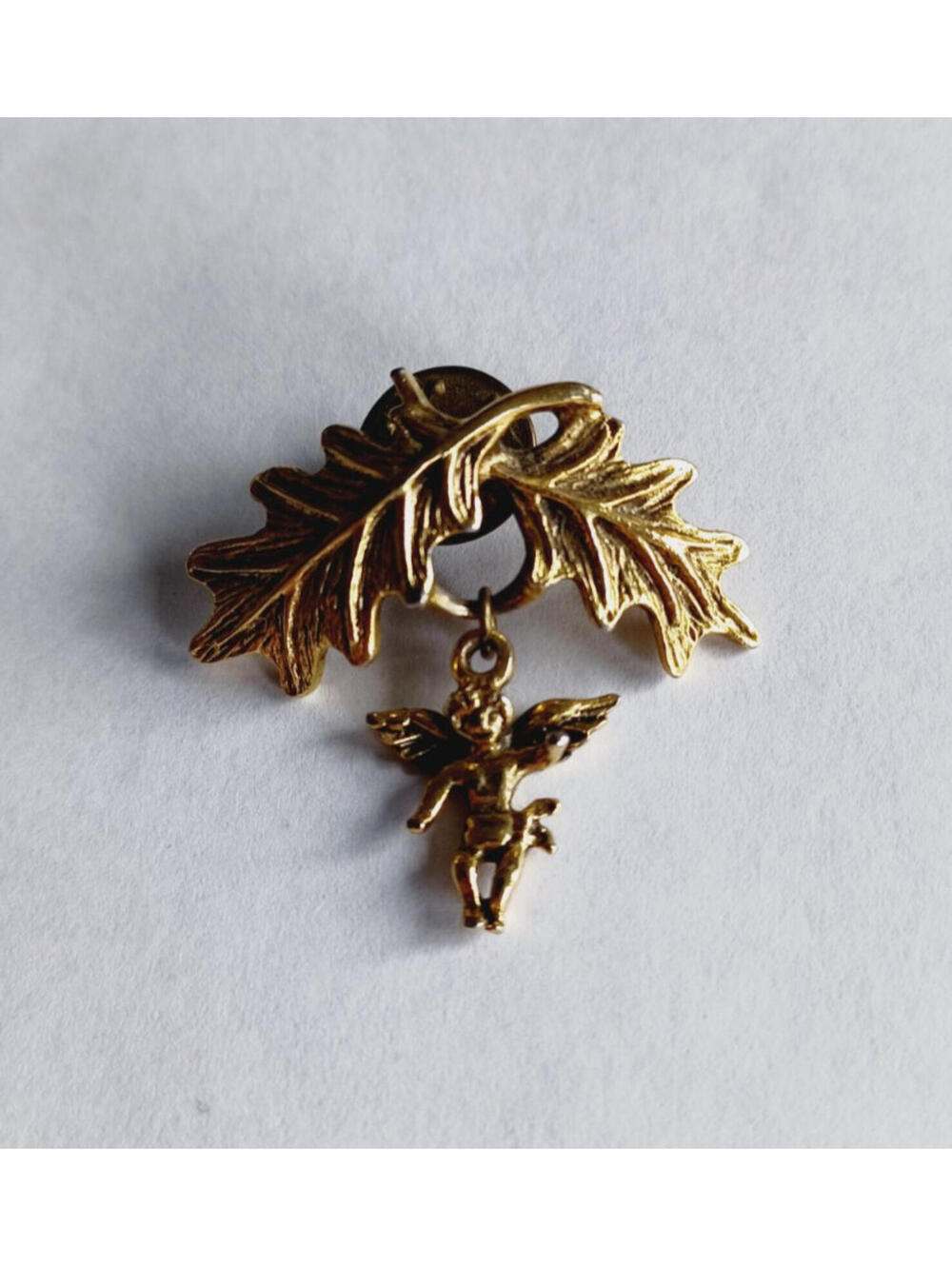 CAMCO Oak Leaves Dangling Cherub Angel Charm Tac Label Pin